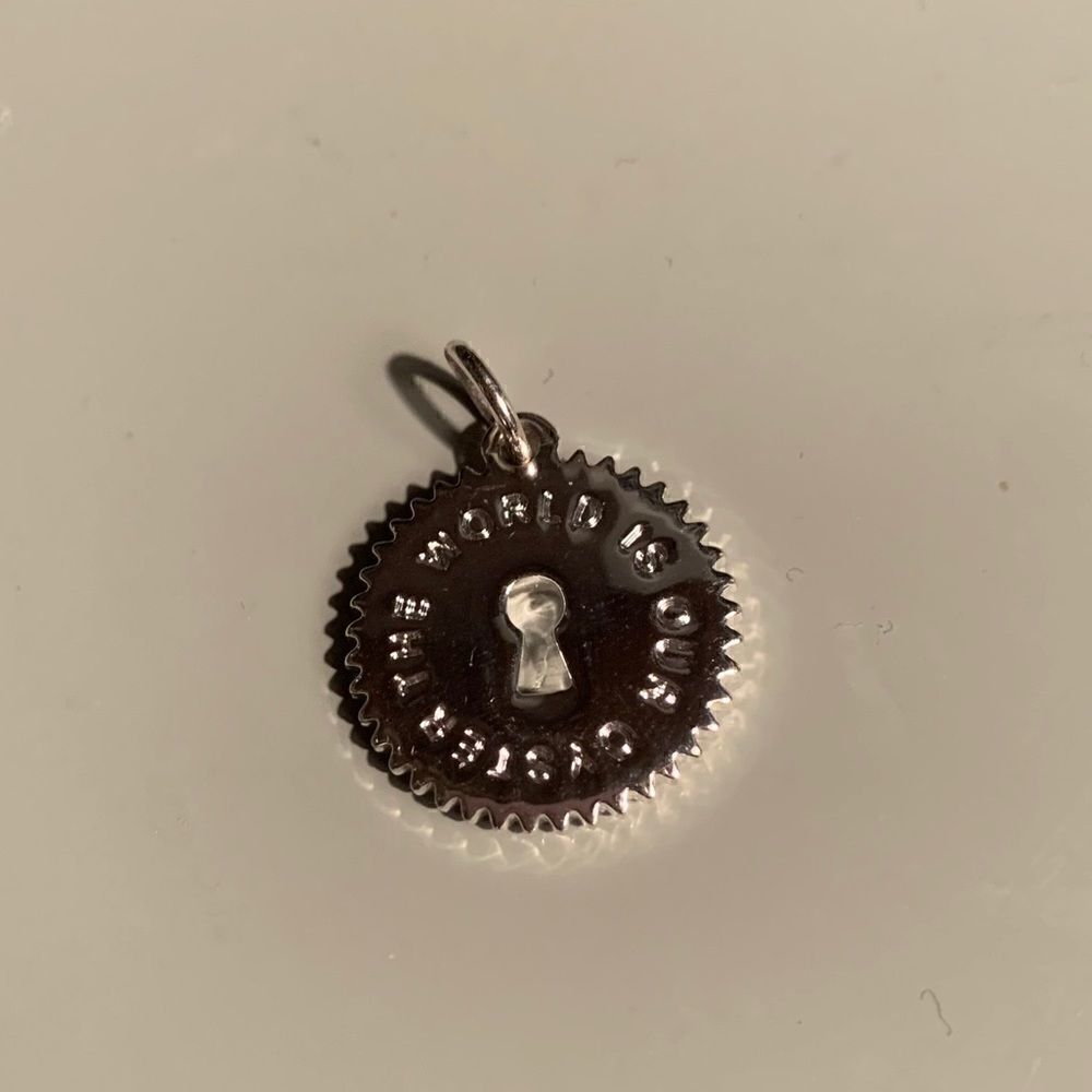 India Hicks Token - World is Oyster -Silver - New